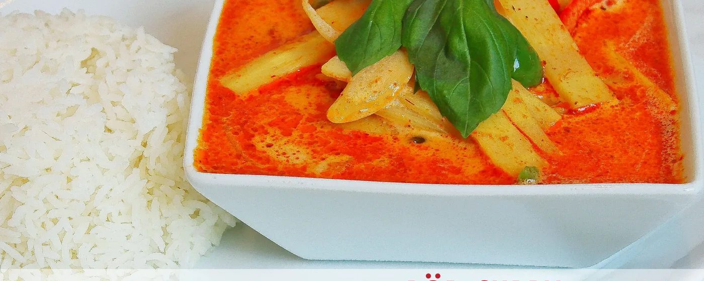 Röd curry med kokosmjölk, bambuskott och basilika