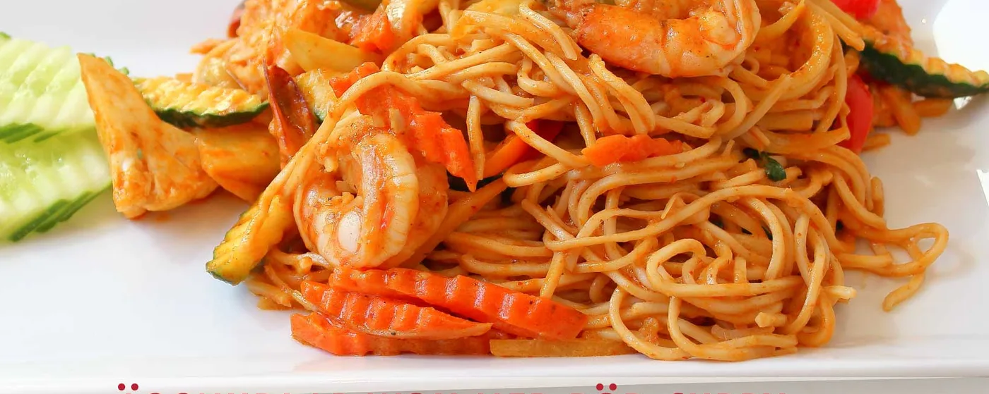 Äggnudlar wok med röd curry