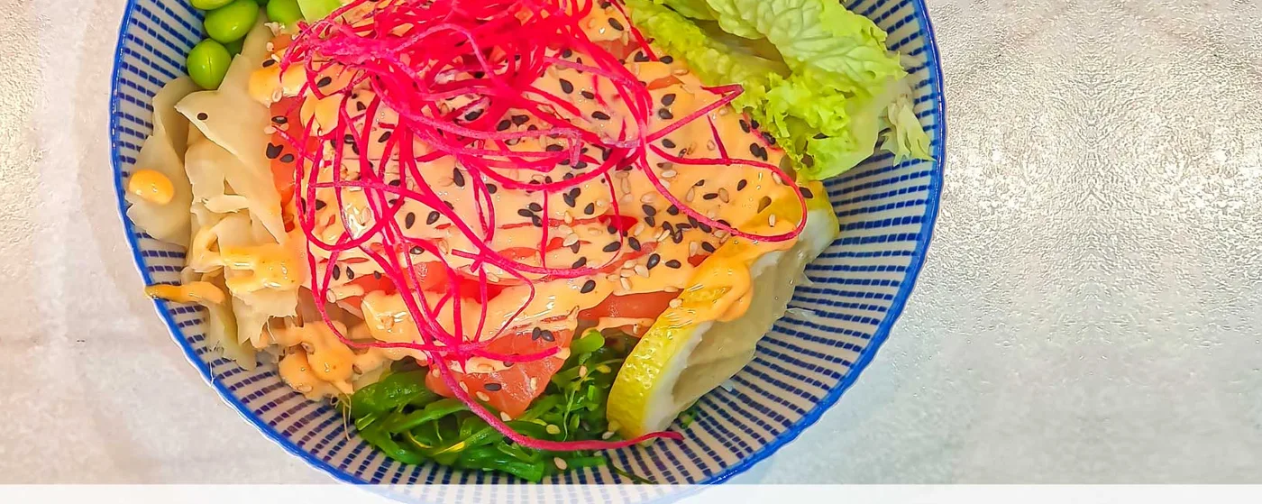 Bowl med lax, avokado, sjögräs och sesamfrön